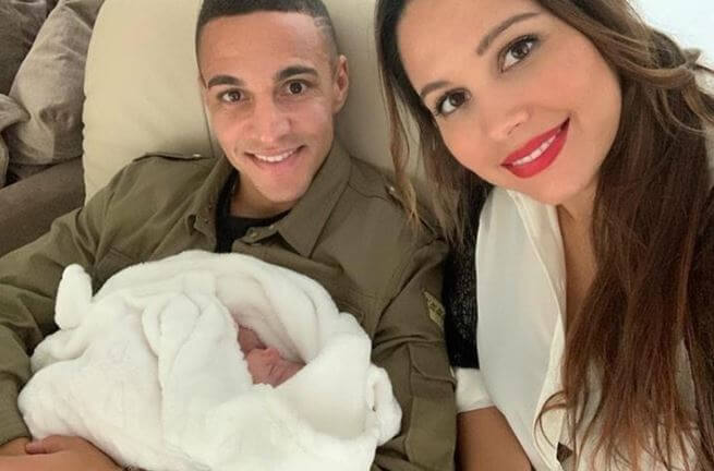 Rodrigo and his girlfriend with their daughter.
